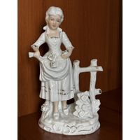 Фарфоровая статуэтка юной девушки с розами у садовой изгороди. Capodimonte.