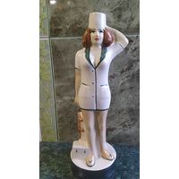 Лот 153 Фарфоровый штоф-бутылка "Медсестра", высота 32.5 см., без сколов и трещин, пробка есть