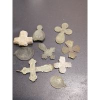 Старые религиозные предметы крестики образки