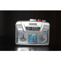 Портативный радиоприемник "DEIHAO", работоспособность неизвестна.