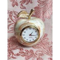 Маленькие кварцевые часы Яблочко в камне оникс в отличном рабочем состоянии.