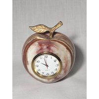 Маленькие кварцевые часы Яблочко в камне оникс в отличном рабочем состоянии.