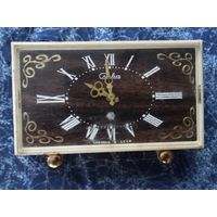 Винтажные советские настольные часы-будильник Слава.