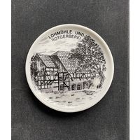 Коллекционная тарелка-подставка Lohmuhle und Rotgerberei фахверк / Германия логотип Sparkasse диаметр 9,5 см фарфор