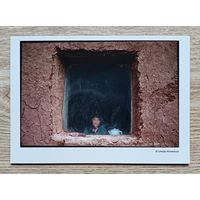 Паштоўка "ПРЫ АКНЕ". Уміда Ахмедова. З фотаальбому "Жанчыны і мужчыны: ад світання да надвячорка"