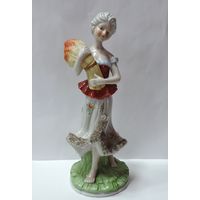 Статуэтка фарфоровая "Девушка со снопом" 60-е годы Европа. Высота 22 см. Имеется заводская трещина внизу на платформе.