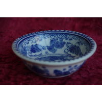 Ваза ( вазочка ) фарфоровая  , диаметр 10 см , высота 3 см   (  целая )