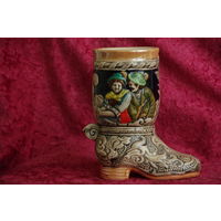 Статуэтка фарфоровая " Сапожок "  высота 16 см ( целый )