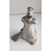 Статуэтка, фарфор. Коростень, Трегубова. Серия "Профессии" - Дворник.