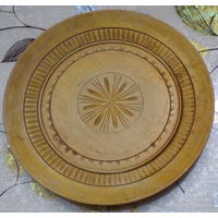 Настенная тарелка резная, дерево.