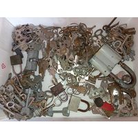 Огромный лот ключей и замков . С рубля .