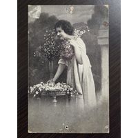 Девушка с цветами старинная открытка