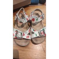 Классные босоножки Pablosky на 28-29 размер, хорошее состояние, есть естественные следы использования на стельке. В общем отличные босоножки. На ножку 18-18,5 см.