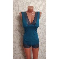 Пижамка на 40-42 размер, изумрудного цвета. Очень приятная на ощупь, красивая. Вискоза 95%, лайкра 5%. Хорошее состояние.