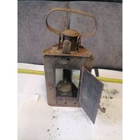 Старый треугольный керосиновый фонарь