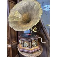 Роскошный, резной граммофон, полностью исправен, Европа, много лотов с рубля
