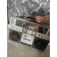Огромный магнитофон ссср Берестье 004.включаеться,шипит,пасик видно порван,где то заедает пару кнопок ,продается как в ремонт!!!