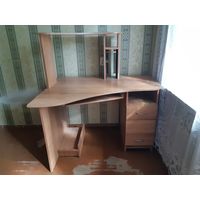 Стол письменный/офисный/компьютерный.