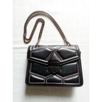 Небольшая женская сумка-лабутен чёрная с красной отделкой, ручка-цепочка