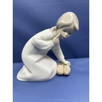 Фарфоровая фигура "Девочка с ботинками - Ай, ай, ай!". Испания, Lladro