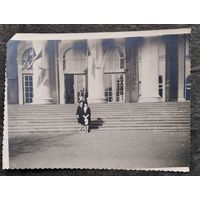 Фото на ступеньках Дворца Белсовпрофа. Минск. 1960-70-е. 8.5х12 см