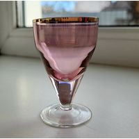 Рюмка для ликера, розовое стекло. Цветное стекло.