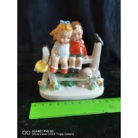 Фарфоровая статуэтка номерная Мальчик и девочка сидящие на изгороди Фарфор роспись Германия 1950-1980 полностью целая самая привлекательная цена трёхдневный аукцион