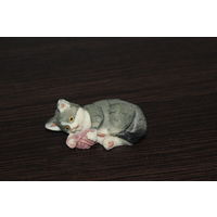 Фарфоровая статуэтка "Котенок играющий с клубком", клеймо.