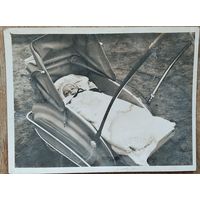 Фото ребенка в коляске. 1950-е. 9х11 см.