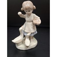 Европейский фарфор. Фигурка - девочка кормит гусей. Сохран. 14 см