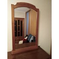 Зеркало в деревянной раме не использовалось красивое