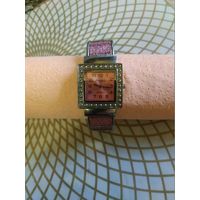 Часы наручные с браслетом POISE ,   тикают. Состояние на скане.