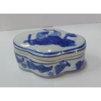 Шкатулка фарфоровая 60-е годы Голландия. Высота 4 см. Размер 5-7.5 см.