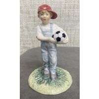 Фарфоровая статуэтка Royal Doulton фигурка Гордость и радость. Мальчик - футболист. Дети. Футбол. Англия 1998 год Высота 12 см.