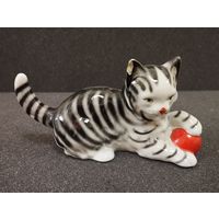 Статуэтка фарфоровая Кот с мясом, Германия