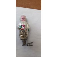 Ребенок с погремушкой ,прищепка