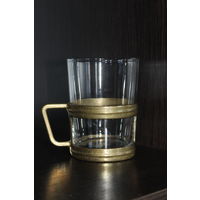 Стеклянный стакан с латунным подстаканником.