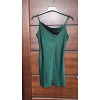 Красивая сорочка изумрудного цвета на 42-44 размер. Длина без учета шлеек 70 см, ПОгруди 45 см, ПОталии 41 см. Хорошее состояние.