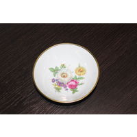 Фарфоровая пиалка с изображением цветов внутри, клеймо "Kaiser".