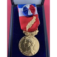 Почётная медаль труда с пальмой- позолоченное серебро .Франция