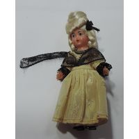 Ёлочная игрушка "Девушка " 60-е годы Европа. Длина 10.5 см. Пластик.