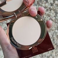 Компактная пудра Charlotte Tilbury Airbrush Flawless Finish Complexion perfecting micro powder 8 gr в оттенке 1 Fair