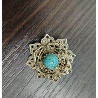 Брошь винтажная эпохи СССР выполнена в технике филиграни с имитацией бирюзы в центре .