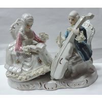 Статуэтка фарфоровая "Музыкант  и девушка"70- 80-е Европа. Высота 15 см. Длина 20 см.