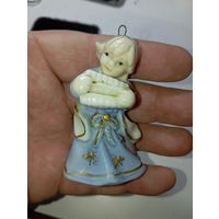 Фарфоровая статуэтка ( колокольчик ) девочка с гармошкой  .