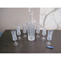 Хрустальный графин и рюмки.