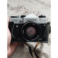 Фотоаппарат зенит,с большим объективом Гелиос 44-м,с рубля