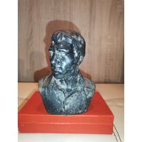 Бюст "Высоцкого", силумин, времён СССР, высота 14.5 см., состояние оценивайте по фото.