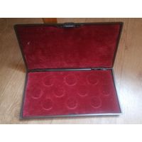 Футляр для монет Памятные монеты России 1992 г. Пластмасса. Размер 27см на 14 см. диаметр ячеек 3 см