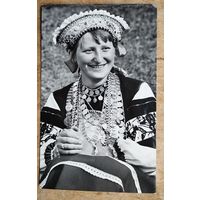 Фото девушки в традиционном эстонском народном костюме. 1960е. 11х17 см.